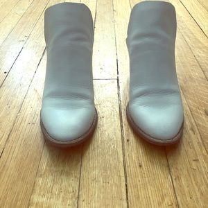 Like new!!! Universal Thread off white booties!!